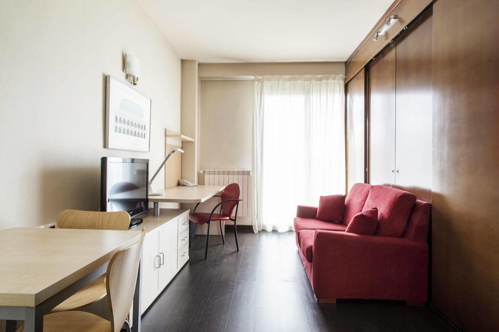 Residencia Universitaria Resa Giner De Los Rios Alcala de Henares Luaran gambar